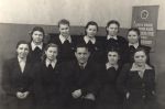 Январь 1953 года. Комитет ВЛКСМ. Верхний ряд слева на право: Радченко Валя (физкультурный сектор), Веселова Мила, Мусатова Марина (культ-массовый сектор), Воеводина Галина (пионерский сектор), Приселкова Марина (учет, печать). Нижний ряд: слева на право: Лара Михайловна, Марасинова Людмила (секретарь комитета комсомола), Ломакин Алексей Платонович, Задова Аня (политический сектор), Тартунова Мария Ильинична.